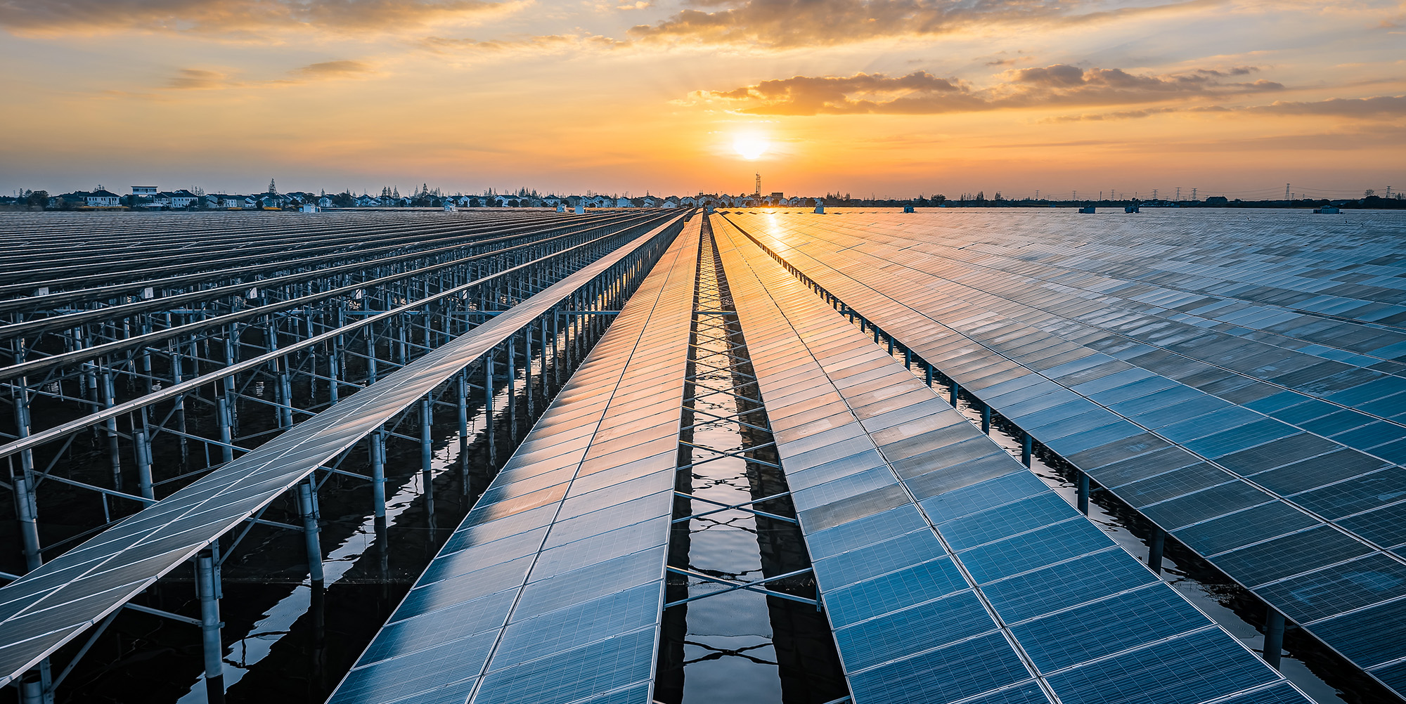 Photovoltaik-Anlage auf Hallendach Sonnenuntergang