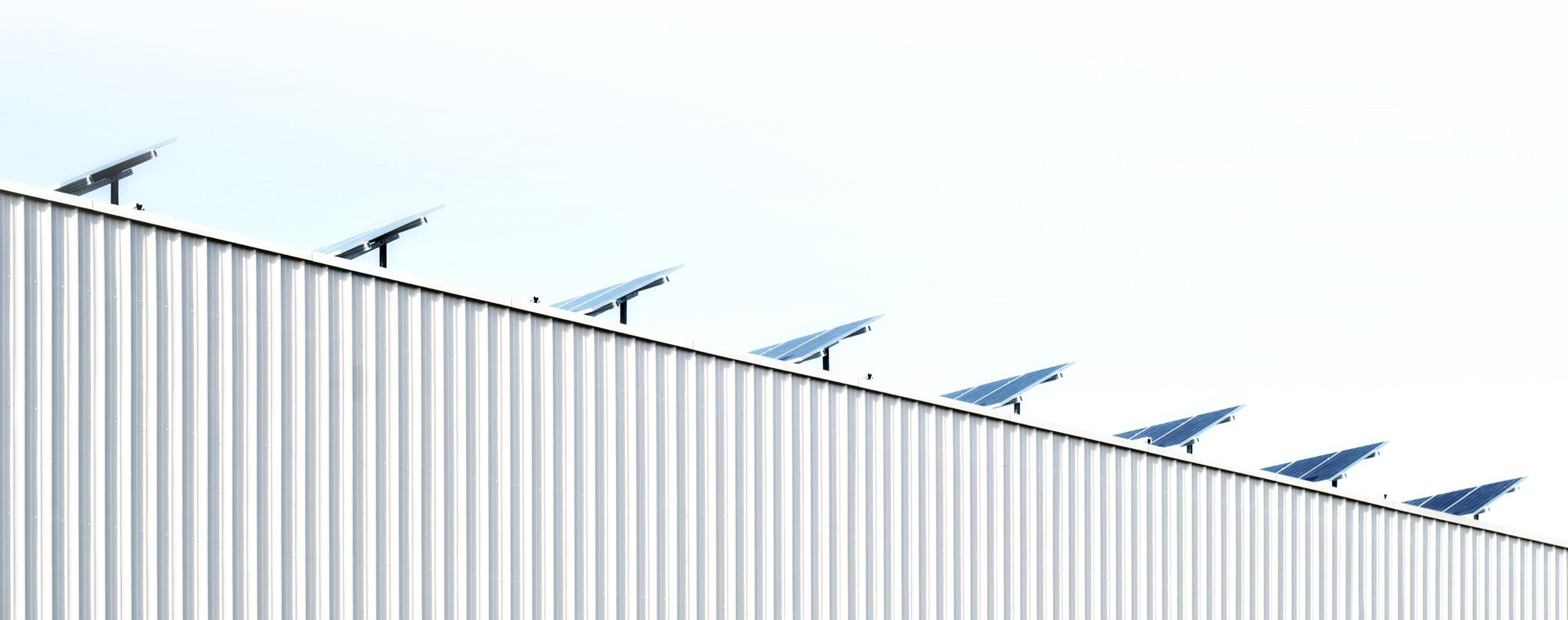 Photovoltaik-Anlage auf einem Hallendach